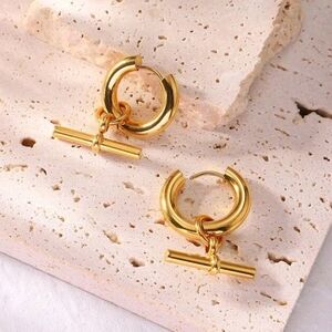 T-bar pendant earrings; in trend